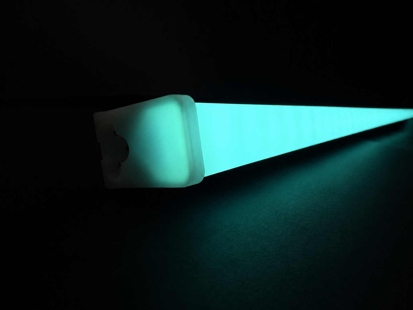 Auralux Smart LED Bar difusor óptico y acabado CNC en cian