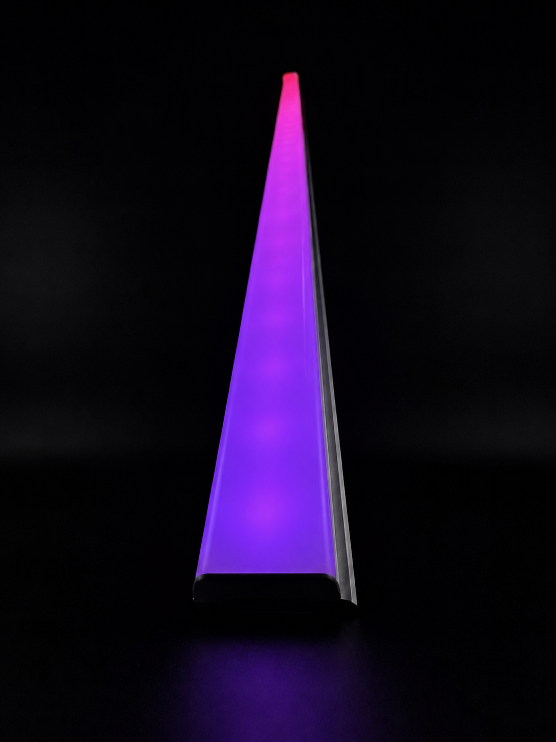 Perspectiva angular con iluminación púrpura y chasis de aluminio